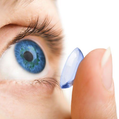 En nuestras dos ópticas en Barcelona ofrecemos a nuestros clientes una amplia variedad de lentes de contacto, desde lentillas blandas, hasta lentillas desechables, para uso diario o para necesidades visuales concretas.
Además de las lentes de contacto, tenemos accesorios de contactología, con líquidos de mantenimiento o todo lo que puedas necesitar. Revisaremos tu vista, para realizar la adaptación de lentes de contacto de forma periódica.